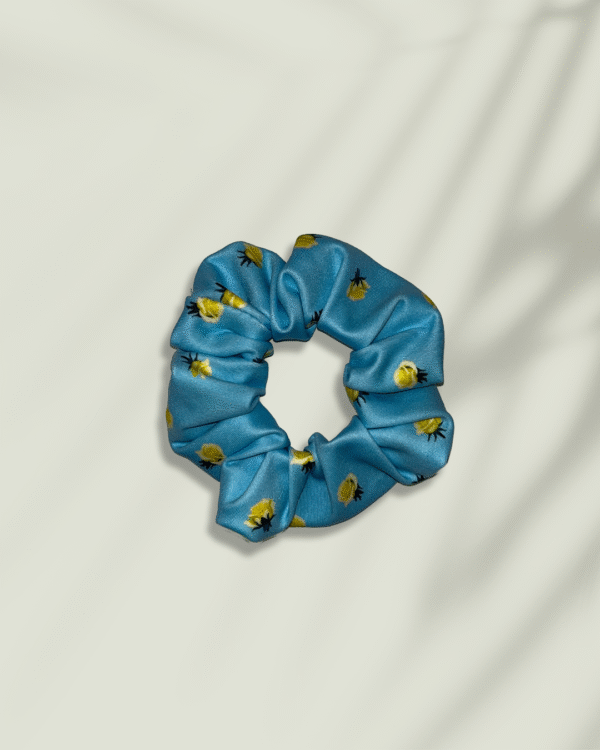 scrunchie-azul-cielo-con-rosas scrunchie-azul-cielo-con-rosas
